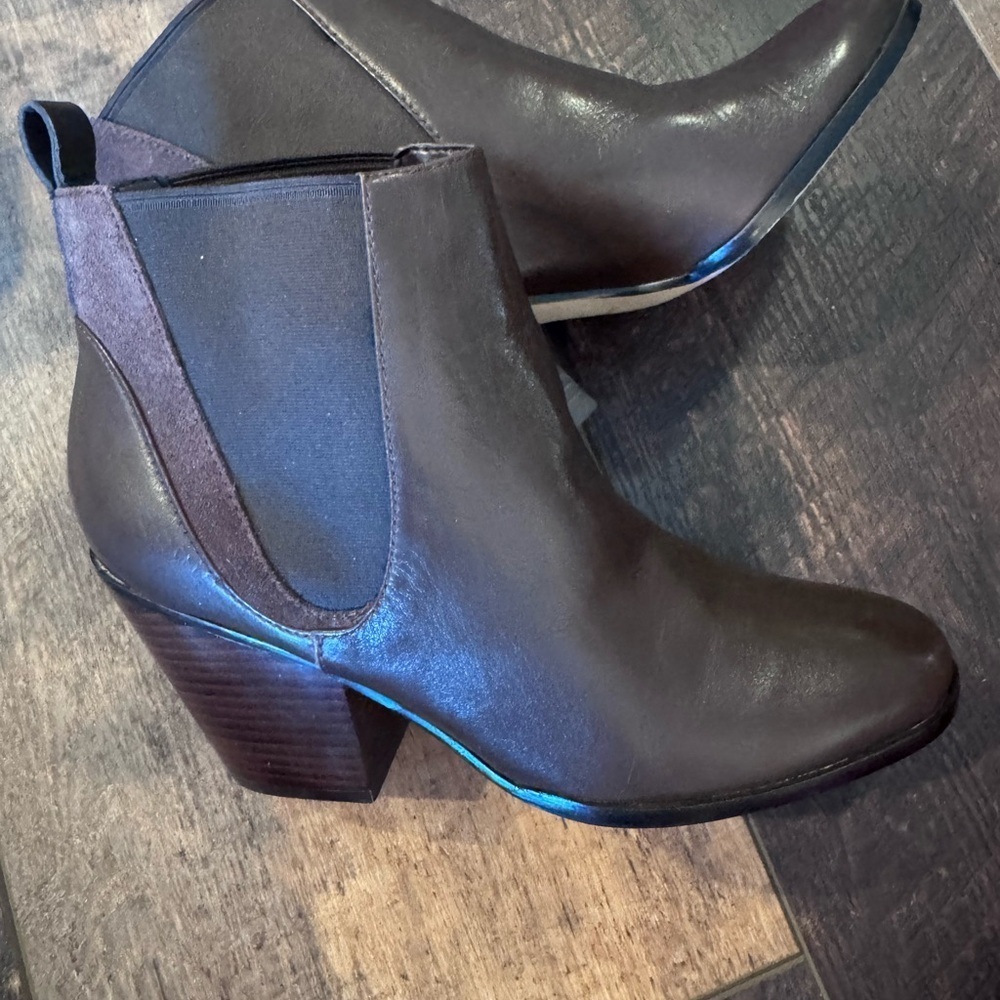 🤎 Cole Haan Leather Chelsea Ankle Boots – Dark Brown 🤎
Size 8.5B